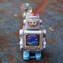 Roboter Raumfahrer Astronaut mit Werkzeug Blechroboter