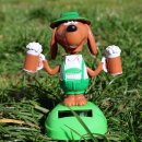 Armaturenbrett Wackelfigur Hund in Lederhose Bier Bayern Solarfigur